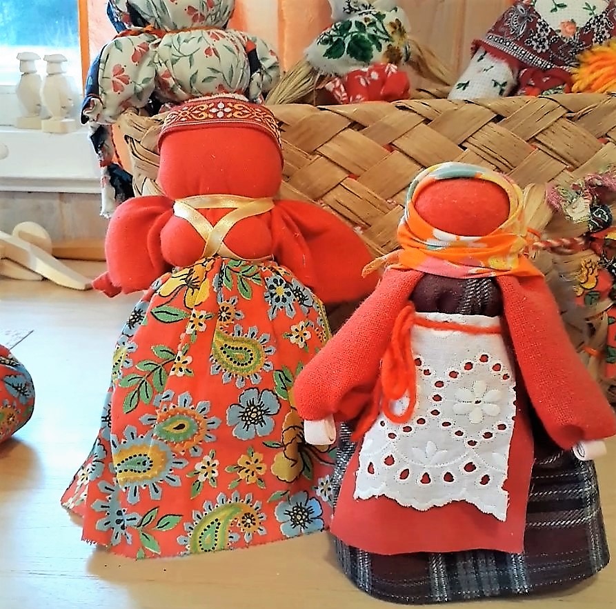 красные пасхальные куклы